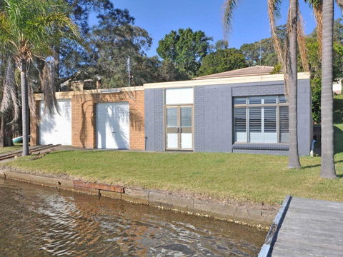 The Studio On The Lake At Fishing Point Lake Macquarie Honestly Put The Line In & Catch Fish - Mackay Tourism 2