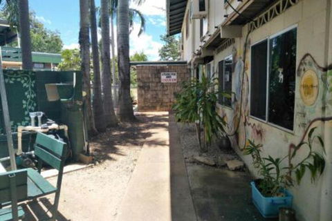 Palm Court Backpackers - Mackay Tourism 2