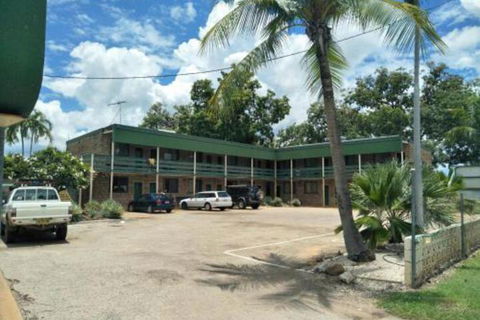Palm Court Backpackers - Mackay Tourism 0