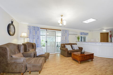 Moonta Bay Accommodation - Mackay Tourism 4