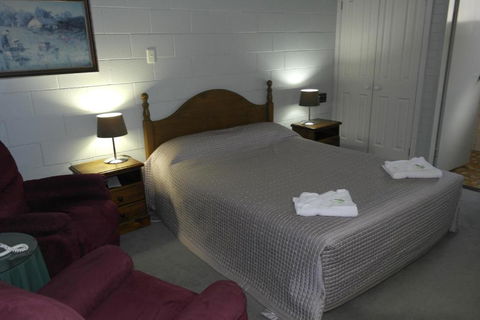 Robertson Country Motel - Mackay Tourism 1