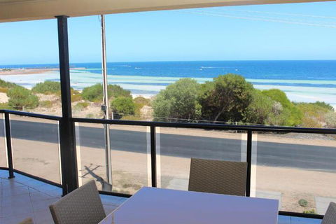 The Lighthouse Beachfront Accommodation - Mackay Tourism 4