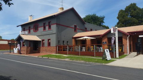 Meeniyan Hotel - Mackay Tourism 0