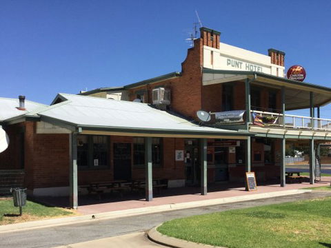 Punt Hotel - Mackay Tourism 0