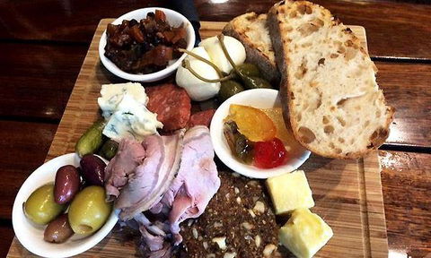 Secrets On The Lake - Mackay Tourism 10