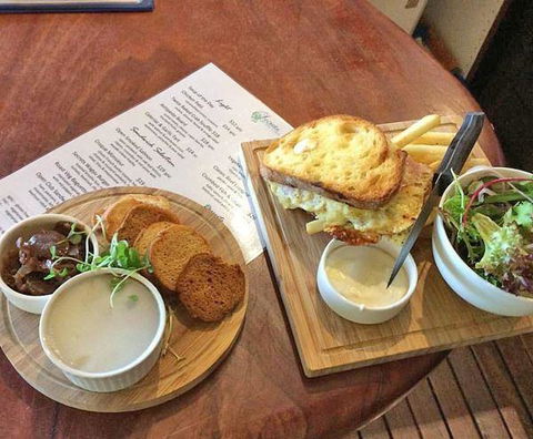 Secrets On The Lake - Mackay Tourism 7