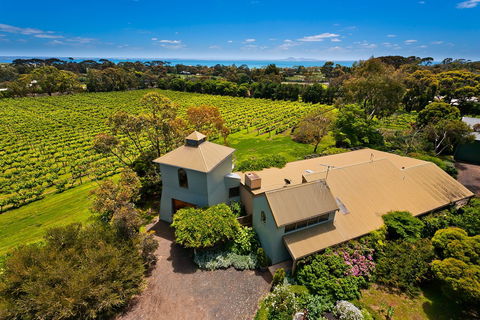 Curlewis Winery - Mackay Tourism 1