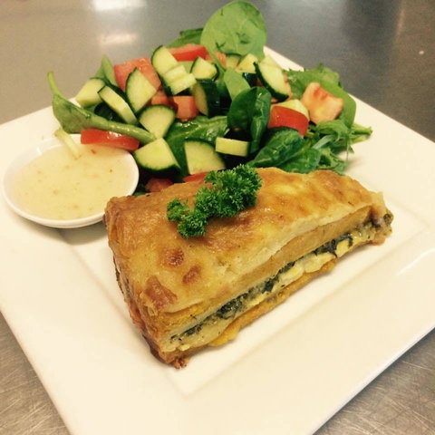 The Walnut Restaurant And Lounge Bar - Mackay Tourism 0