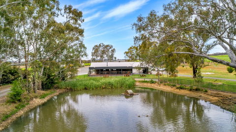 Jaeschkes Hill River Clare Estate - Mackay Tourism 0