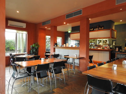 Waves Cafe, Bar And Restaurant - Mackay Tourism 0