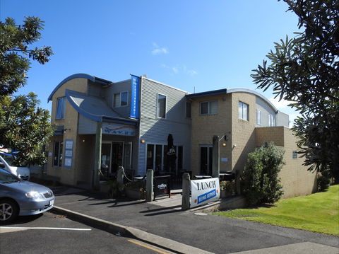 Waves Cafe, Bar And Restaurant - Mackay Tourism 1