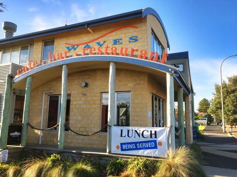 Waves Cafe, Bar And Restaurant - Mackay Tourism 2