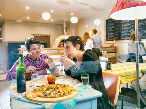 Earth Oven Wood Fired Pizza - Mackay Tourism 0