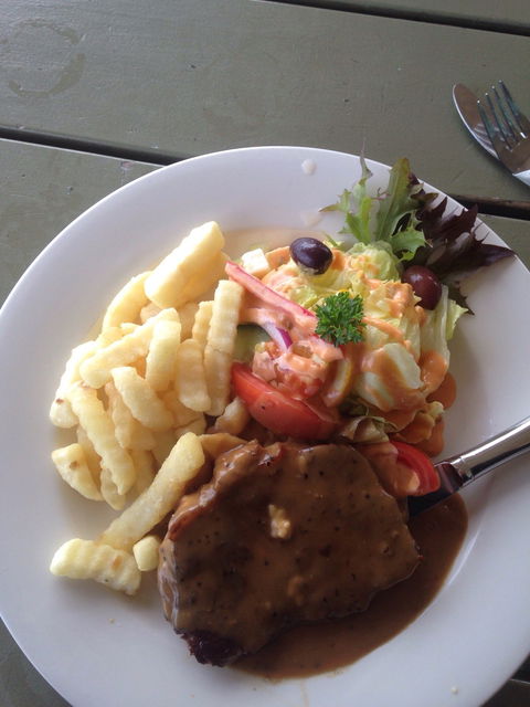 The Hollow Beach Bar And Grill - Mackay Tourism 5