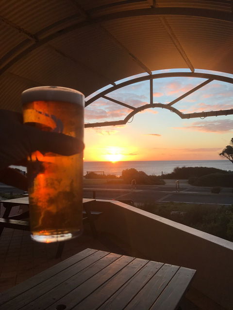 The Hollow Beach Bar And Grill - Mackay Tourism 8