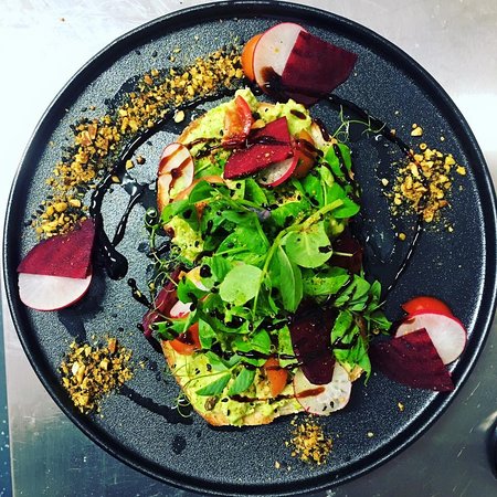 Pallet Home + Table - Mackay Tourism 0