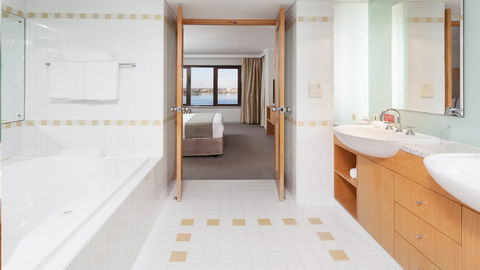 Crowne Plaza Perth - Mackay Tourism 13