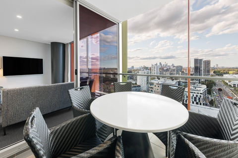 Meriton Suites Zetland - Mackay Tourism 7