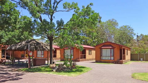 Adelaide Caravan Park - Mackay Tourism 0
