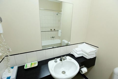 Barkly Motor Lodge - Mackay Tourism 11