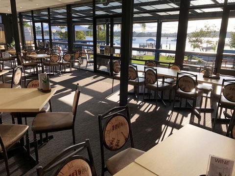 Mariners On The Waterfront - Mackay Tourism 14