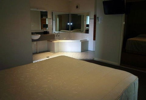 Francis Phillip Motor Inn & The Lodge - Mackay Tourism 2