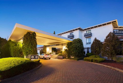 Ramada by Wyndham Diplomat Canberra - Mackay Tourism 0