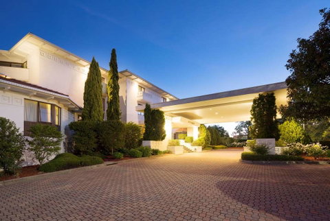 Ramada by Wyndham Diplomat Canberra - Mackay Tourism 1