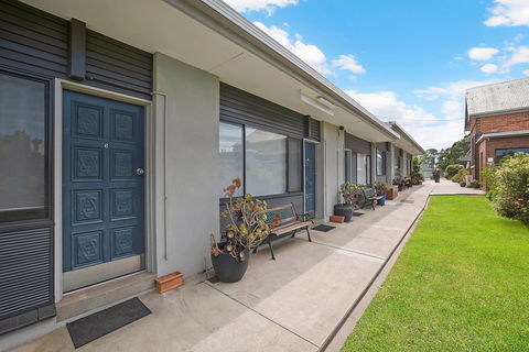 Hamilton Lakeside Motel - Mackay Tourism 0