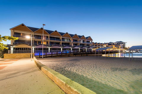 Dolphin Quay Apartment Hotel - Mackay Tourism 0