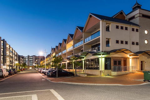 Dolphin Quay Apartment Hotel - Mackay Tourism 1