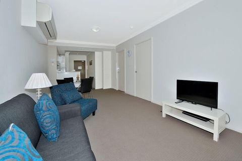 Dolphin Quay Apartment Hotel - Mackay Tourism 2