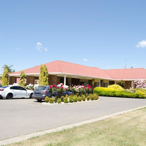 Pines Country Club Motor Inn - Mackay Tourism 0
