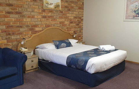Pines Country Club Motor Inn - Mackay Tourism 2