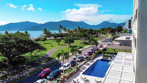 Holiday Inn Cairns Harbourside - Mackay Tourism 1