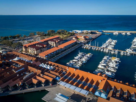 Hillarys Harbour Resort Apartments - Mackay Tourism 0