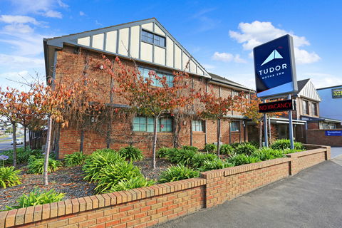 Tudor Motor Inn - Mackay Tourism 1
