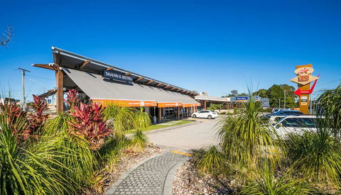 Nightcap At Golden Beach Tavern - Mackay Tourism 1