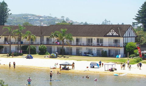 The Clan Lakeside Lodge - Mackay Tourism 0
