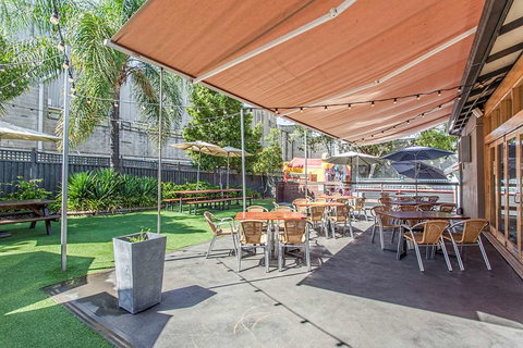 Nightcap at High Flyer Hotel - Mackay Tourism 0