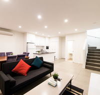 3BR Townhouse Double Garage walk to Lake Ginninderra - Mackay Tourism