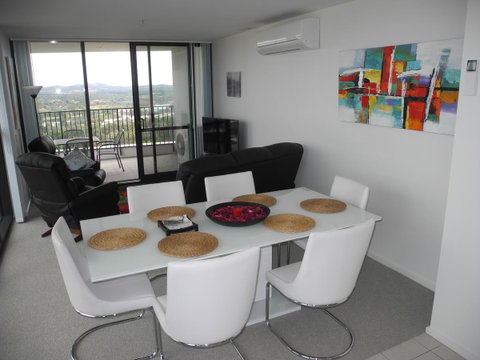 3BR Executive Apartment With Lake And Mountain Views - Mackay Tourism 8