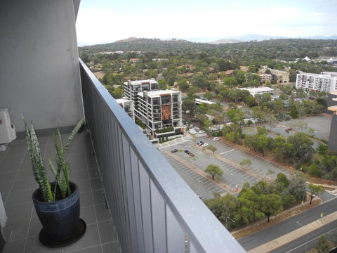 3BR Executive Apartment With Lake And Mountain Views - Mackay Tourism 12