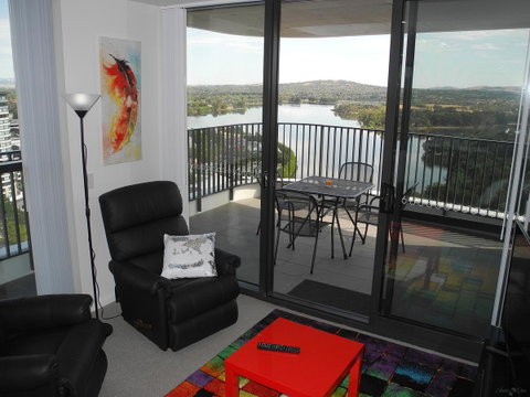 3BR Executive Apartment With Lake And Mountain Views - Mackay Tourism 1