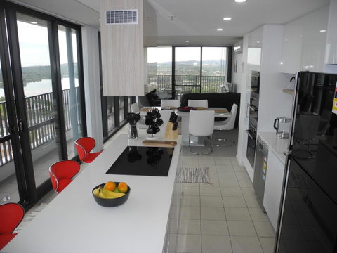 3BR Executive Apartment With Lake And Mountain Views - Mackay Tourism 9