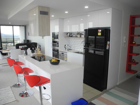 3BR Executive Apartment With Lake And Mountain Views - Mackay Tourism 7