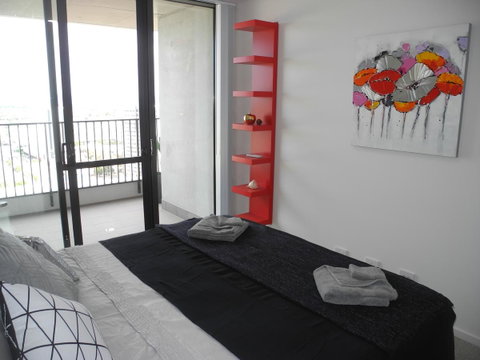 3BR Executive Apartment With Lake And Mountain Views - Mackay Tourism 3
