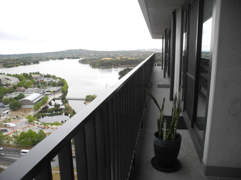 3BR Executive Apartment With Lake And Mountain Views - Mackay Tourism 11