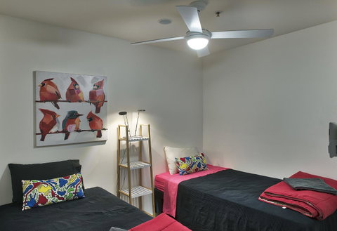 3BR Executive Apartment With Lake And Mountain Views - Mackay Tourism 4