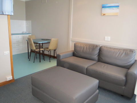 Stansbury Holiday Motel - Mackay Tourism 5